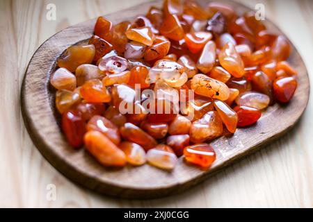 Rohe Karneol-Steine in Orange. Nahaufnahme Stockfoto