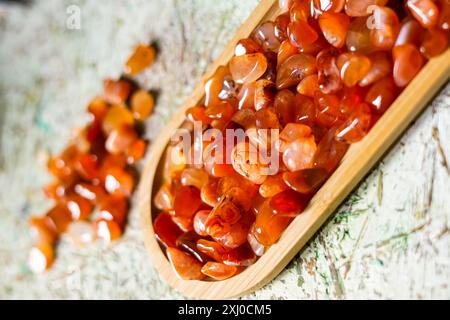 Rohe Karneol-Steine in Orange. Nahaufnahme Stockfoto