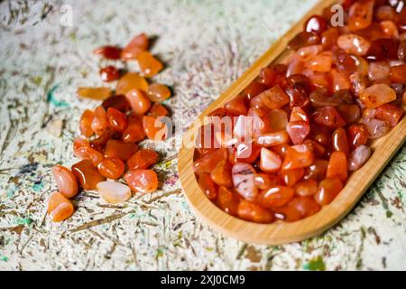 Rohe Karneol-Steine in Orange. Nahaufnahme Stockfoto