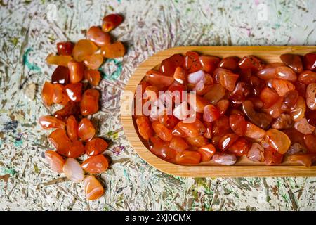 Rohe Karneol-Steine in Orange. Nahaufnahme Stockfoto