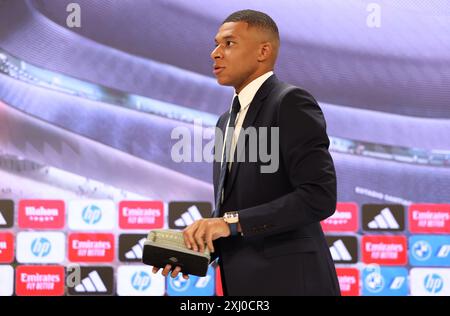 Der neue Real Madrid-Spieler Kylian Mbappe, der ein Modell des Stadions trug, das er als Kind bei einem Besuch im Santiago-Bernabeu-Stadion in Madrid mitbrachte. Bilddatum: Dienstag, 16. Juli 2024. Stockfoto