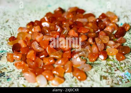 Rohe Karneol-Steine in Orange. Nahaufnahme Stockfoto