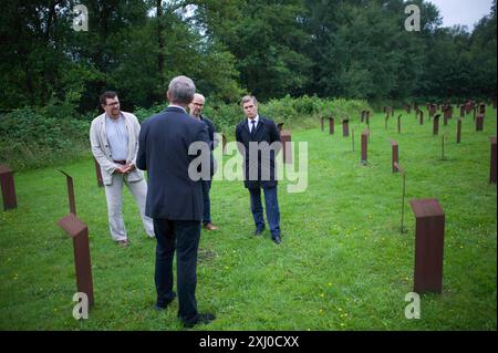 Husum, Schleswig-Holstein im Bild rechts: Florian Lorenzen * 26. November 1986 in Nordfriesland deutscher Politiker CDU und Landrat des Kreises Nordfriesland. Aufnahme vom 16.07.2024, KZ Gedenkstätte Husum-Schwesing, Nordfriesland *** Husum, Schleswig Holstein im Bild rechts Florian Lorenzen 26. November 1986 in Nordfriesland deutscher Politiker CDU und Landrat des Landkreises Nordfriesland Foto aufgenommen am 16. Juli 2024, KZ-Gedenkstätte Husum Schwesing, Nordfriesland Stockfoto