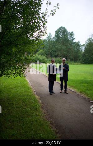 Husum, Schleswig-Holstein Florian Lorenzen i. B. li. deutscher Politiker CDU und Landrat des Kreises Nordfriesland und Friedemann Magaard stellen den Flyer vor mit dem Titel 13 Wochen. Der Weg der Häftlinge. Aufnahme vom 16.07.2024, KZ Gedenkstätte Husum-Schwesing, Nordfriesland *** Husum, Schleswig Holstein Florian Lorenzen i B li deutscher Politiker CDU und Landrat des Landkreises Nordfriesland und Friedemann Magazin präsentieren den Flyer 13 Wochen der Weg der Gefangenen Foto aufgenommen am 16 07 2024, Kz-Gedenkstätte Husum Schwesing, Nordfriesland Stockfoto