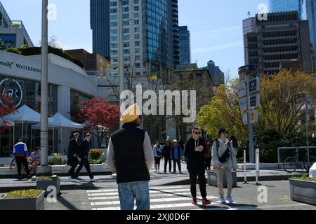 Wolkenkratzer an der Burrard Station Menschen zu Fuß Verkehr echte Touristen Geschäftsleute einfache Arbeiter jeder lebt in der Stadt Vancouver Transport Canada Place Canada Vancouver 07.16.2024 Stockfoto