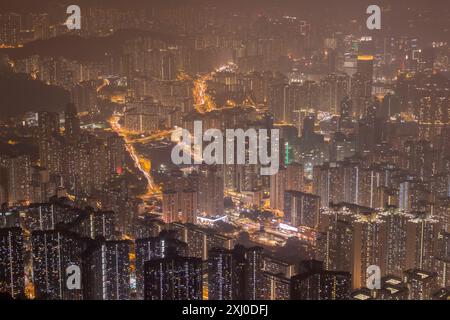 Wohngebäude in Hongkong bei Nacht. Panoramablick Aus Der Luft. Stockfoto