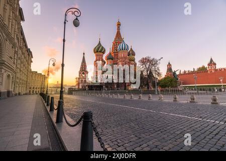 Basilius Kathedrale auf dem Roten Platz bei Sonnenaufgang. Moskau, Russland. Stockfoto