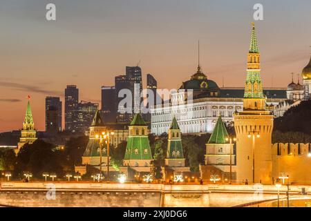 Beleuchteter Moskauer Kreml und Moskauer City Business Center. Blick vom Zaryadye Park bei Sonnenuntergang. Russland Stockfoto