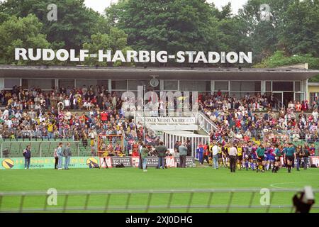 Ein Vorsaison-Freundschaftsspiel zwischen Dynamo Dresden und Bayern München im Rudolf-Harbig-Stadion 1996 Stockfoto