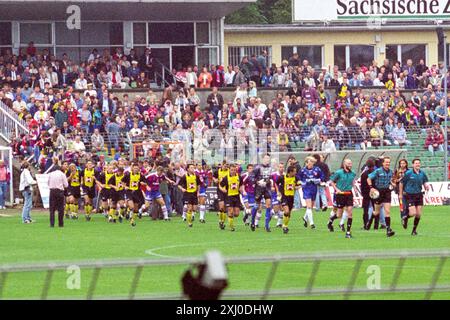 Ein Vorsaison-Freundschaftsspiel zwischen Dynamo Dresden und Bayern München im Rudolf-Harbig-Stadion 1996 Stockfoto