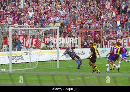 Ein Vorsaison-Freundschaftsspiel zwischen Dynamo Dresden und Bayern München im Rudolf-Harbig-Stadion 1996 Stockfoto