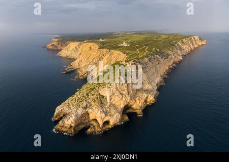 Panorama von Cabo Espichel in Portugal. Klippen, Leuchtturm und Atlantischer Ozean. Luftaufnahme. Stockfoto