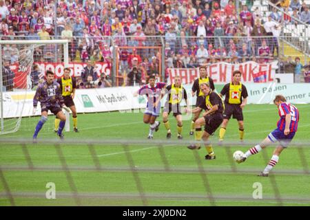 Ein Vorsaison-Freundschaftsspiel zwischen Dynamo Dresden und Bayern München im Rudolf-Harbig-Stadion 1996 Stockfoto