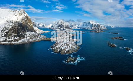 Reine Dorf und Berge im Winter. Olstinden Peak. Moskenes, Lofoten-Inseln. Landschaft Norwegens. Luftaufnahme. Stockfoto