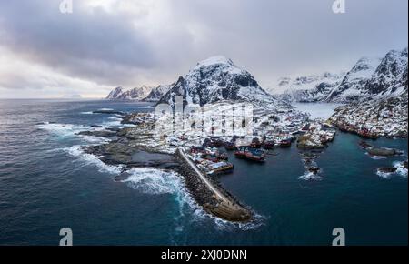 Fischerdorf A, Rorbu, Meer und Berge im Winter. Moskenes, Lofoten-Inseln. Landschaft Norwegens. Luftaufnahme. Stockfoto
