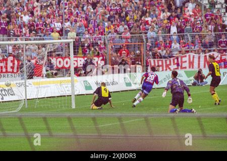 Ein Vorsaison-Freundschaftsspiel zwischen Dynamo Dresden und Bayern München im Rudolf-Harbig-Stadion 1996 Stockfoto