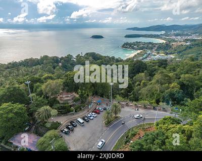 Blick aus der Vogelperspektive auf die wunderschönen 3 Strände von Kata, Kata Noi und Karon Beach Aussichtspunkt in Phuket, Thailand. Stockfoto