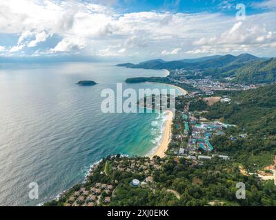 Blick aus der Vogelperspektive auf die wunderschönen 3 Strände von Kata, Kata Noi und Karon Beach Aussichtspunkt in Phuket, Thailand. Stockfoto