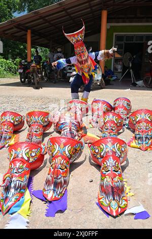 Mann posiert mit traditionellen „Geistermasken“ aus Palmblattstämmen und Bambusgeflechtkörben für das jährliche Phi Ta Khon Festival in Dan Sai, Thailand Stockfoto