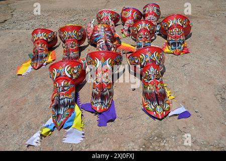 Sammlung von bunt bemalten „Geistermasken“ aus Palmblattstämmen und Bambusgeflechtkörben für das jährliche Phi Ta Khon Festival in Dan Sai, Loei, Stockfoto