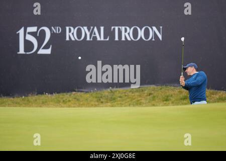 Troon, Schottland, Großbritannien. 16. Juli 2024; Royal Troon Golf Club, Troon, South Ayrshire, Schottland; The Open Championship Practice Day 2; Rory McIlroy Chips to the 17th Green Credit: Action Plus Sports Images/Alamy Live News Stockfoto