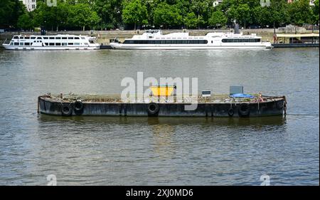 Gelber Skip auf dem Lastkahn vor Anker in der Themse, London, England, Großbritannien Stockfoto