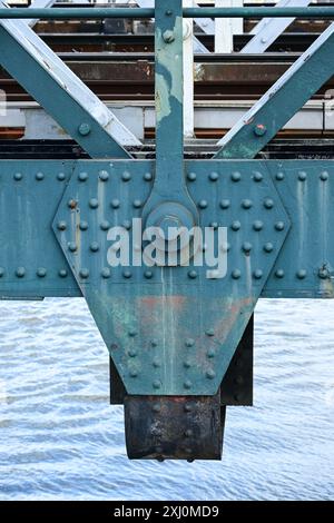 Nieten und Bolzen an Eisenbahnbrücken über die Themse, London, England, Großbritannien Stockfoto