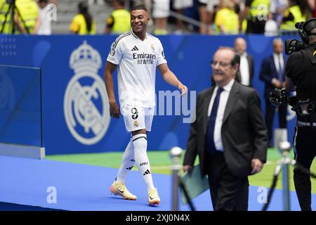 Kylian Mbappe wurde während seiner Präsentation als neuer Spieler von Real Madrid im Estadio Santiago Bernabeu am 16. Juli 2024 in Madrid gesehen. Stockfoto