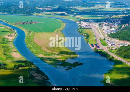 Ein Blick aus der Vogelperspektive auf den Fluss Gota Alv in Schweden, der seinen gewundenen Pfad durch eine üppige grüne Landschaft zeigt. Der Fluss schlängelt sich durch Felder und vorwärts Stockfoto