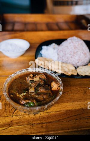 Traditionelle srilankische, scharfe Speisen. Hühnerreis Und Curry. Stockfoto