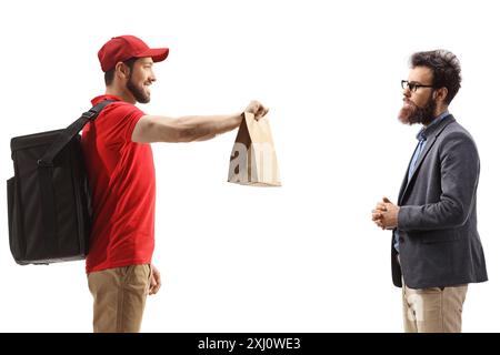 Ein Typ, der Essen an einen Mann bringt, der auf weißem Hintergrund isoliert ist Stockfoto