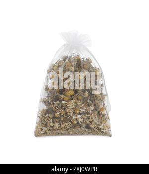 Duftbeutel mit getrockneten Kamillenblüten, isoliert auf weiß Stockfoto