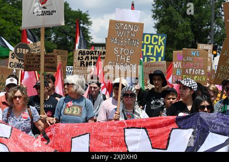 Milwaukee, USA. Juli 2024. Menschen nehmen an einem Protest während der Republican National Convention 2024 in Milwaukee, Wisconsin, USA, am 15. Juli 2024 Teil. UM MIT 'Feature: Protests at GOP Convention Highlight Division unter den US-Wählern ' Credit: Li Rui/Xinhua/Alamy Live News Stockfoto
