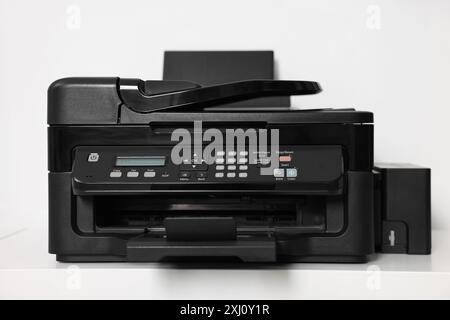 Moderner Drucker auf weißem Tisch im Büro Stockfoto