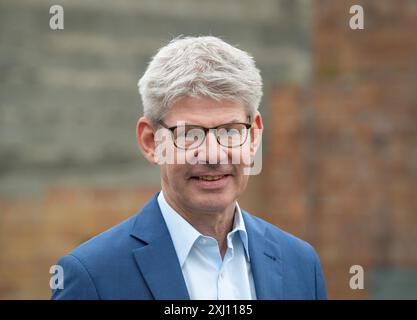 Neuenhagen Bei Berlin, Deutschland. Juli 2024. Ansgar Scharnke, parteifreier Bürgermeister von Neuenhagen, fotografierte in der Baumschule Wildblüten während der Preisverleihung für die Schafgarbe (Achillea millefolium) als Brandenburger Wildpflanze des Jahres. Quelle: Soeren Stache/dpa/Alamy Live News Stockfoto