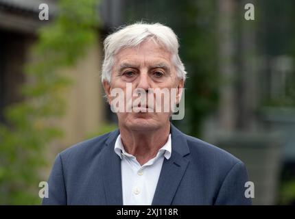 Neuenhagen Bei Berlin, Deutschland. Juli 2024. Klaus Neumann, Präsident der Deutschen Gartenbaugesellschaft (DGG), fotografierte in der Baumschule Wildblüten während der Preisverleihung für die Schafgarbe (Achillea millefolium) als Brandenburgische Wildpflanze des Jahres. Quelle: Soeren Stache/dpa/Alamy Live News Stockfoto