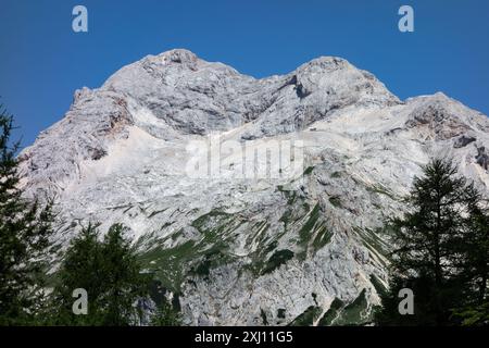 Triglav Gipfel in den Julischen Alpen, Slowenien mit kleiner Dom Planika Pod Triglavom Hütte Stockfoto