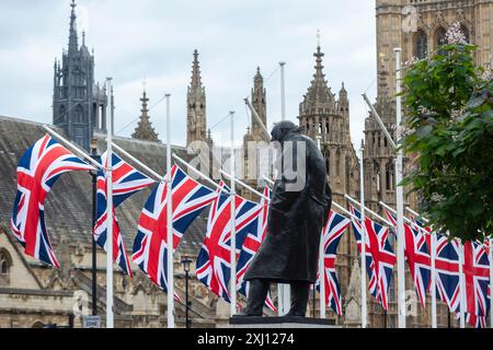 London, Großbritannien. 16. Juli 2024. Vor den Kammern des Parlaments wurden vor der morgigen Eröffnung des Parlaments Gewerkschaftsflaggen angebracht, eine feierliche Veranstaltung, die den Beginn jeder Sitzung des Parlaments des Vereinigten Königreichs feiert. König Karl wird die Rede des Königs halten, die von der neuen Labour-Regierung geschrieben wurde und die bevorstehenden Staatsbesuche sowie das Legislativprogramm der Regierung für die neue Parlamentssitzung ankündigt. Erst nach der Rede des Königs können parlamentarische Angelegenheiten geführt werden. Quelle: Stephen Chung / Alamy Live News Stockfoto