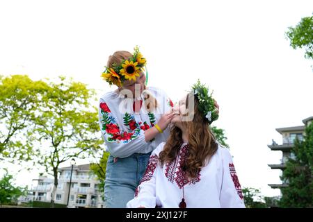 Mädchen in traditioneller ukrainischer Kleidung tanzen. Nahaufnahme von zwei Frauen in traditionellen Trachten tanzen ukrainische Nationaltänze Stockfoto