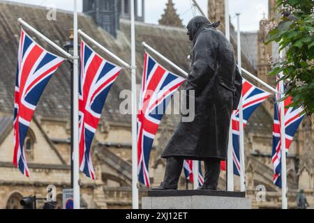 London, Großbritannien. 16. Juli 2024. Vor den Kammern des Parlaments wurden vor der morgigen Eröffnung des Parlaments Gewerkschaftsflaggen angebracht, eine feierliche Veranstaltung, die den Beginn jeder Sitzung des Parlaments des Vereinigten Königreichs feiert. König Karl wird die Rede des Königs halten, die von der neuen Labour-Regierung geschrieben wurde und die bevorstehenden Staatsbesuche sowie das Legislativprogramm der Regierung für die neue Parlamentssitzung ankündigt. Erst nach der Rede des Königs können parlamentarische Angelegenheiten geführt werden. Quelle: Stephen Chung / Alamy Live News Stockfoto