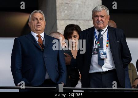 BERLIN, DEUTSCHLAND - 14. JULI: Ungarischer Premierminister Viktor Orban und FIFA-Vizepräsident Sandor Csanyi schauen beim Endspiel der UEFA EURO 2024 zu Stockfoto