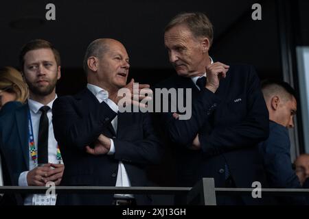 BERLIN, DEUTSCHLAND - 14. JULI: (L) Olaf Scholz, der Kanzler von Deutschland während des Endrunde der UEFA EURO 2024 zwischen Spanien und England im Olympiastadion Stockfoto