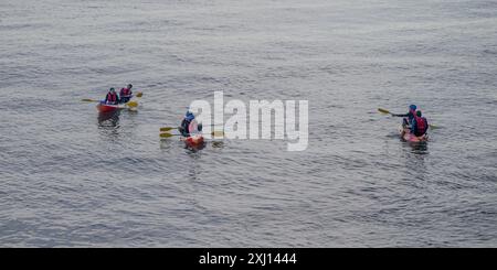 Menschen in Kajaks auf dem Meer vor der Küste von Forte de Santa Maria da Arrabida, Parque Natural da Arrábida, São Lourenco, Setúbal Portugal Stockfoto