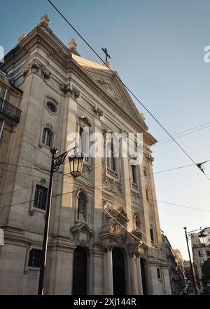 Kirche unserer Lieben Frau von der Menschwerdung (Igreja de Nossa Senhora da Encarnação) in Lissabon. Fassade der neoklassizistischen Kirche bei Sonnenuntergang. Stockfoto