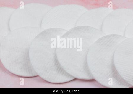 Baumwoll-Make-up-Entferner-Pads auf rosa Hintergrund Stockfoto