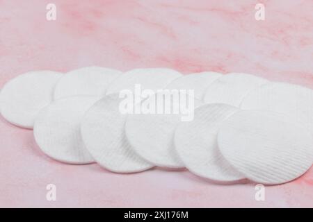 Baumwoll-Make-up-Entferner-Pads auf rosa Hintergrund Stockfoto