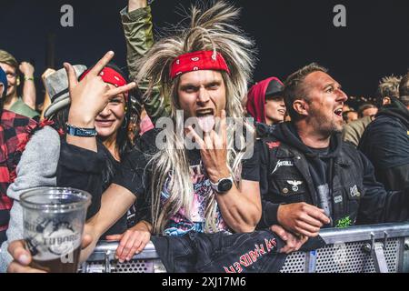 Kopenhagen, Dänemark. Juni 2024. Steel Panther-Fans wurden während des beliebten dänischen Heavy-Metal-Festivals Copenhell 2024 in Kopenhagen unter den Konzertbesuchern gesehen. Stockfoto