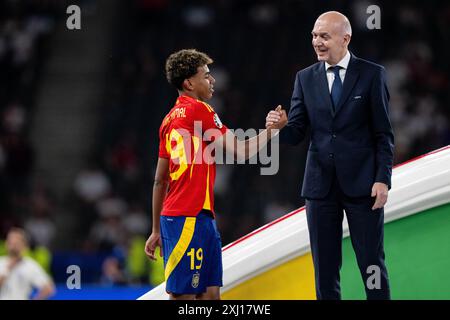 BERLIN, DEUTSCHLAND - 14. JULI: Lamine Yamal, Bernd Neuendorf, Präsident des Deutschen Fußballverbandes (DFB) während der Endrunde der UEFA EURO 2024 Stockfoto