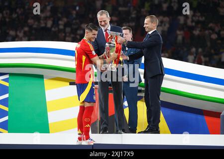 (L-R) Alvaro Morata, Felipe VI (ESP), Aleksander Ceferin (UEFA), 14. JULI 2024 - Fußball / Fußball : Morata erhält die Trophäe von Felipe VI und Aleksander Ceferin, nachdem er das Endspiel der UEFA-Europameisterschaft Deutschland 2024 gewonnen hatte, 2-1 England im Olympiastadion in Berlin. (Foto: Mutsu Kawamori/AFLO) Stockfoto