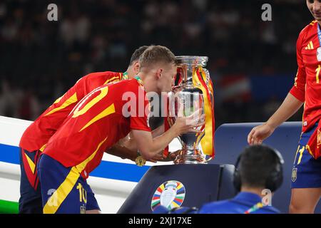 Dani Olmo (ESP), 14. JULI 2024 - Fußball / Fußball : Dani Olmo küsst sich auf die Trophäe, nachdem er das Endspiel der UEFA-Europameisterschaft Deutschland 2024 zwischen Spanien 2-1 England im Olympiastadion in Berlin gewonnen hatte. (Foto: Mutsu Kawamori/AFLO) Stockfoto